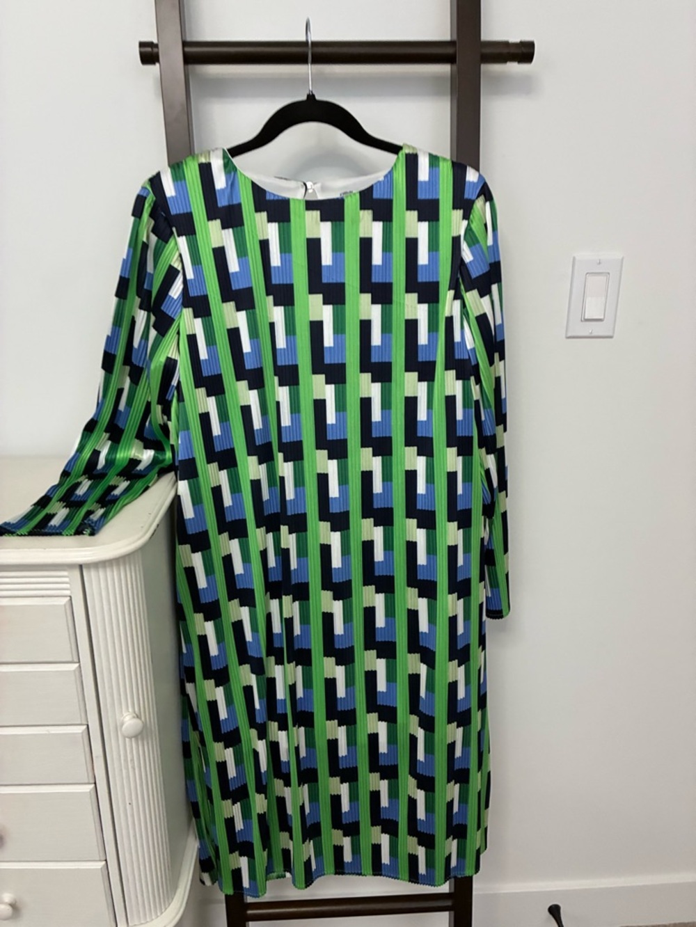 Beautiful pleated midi dress. Abstract pattern green blue white black